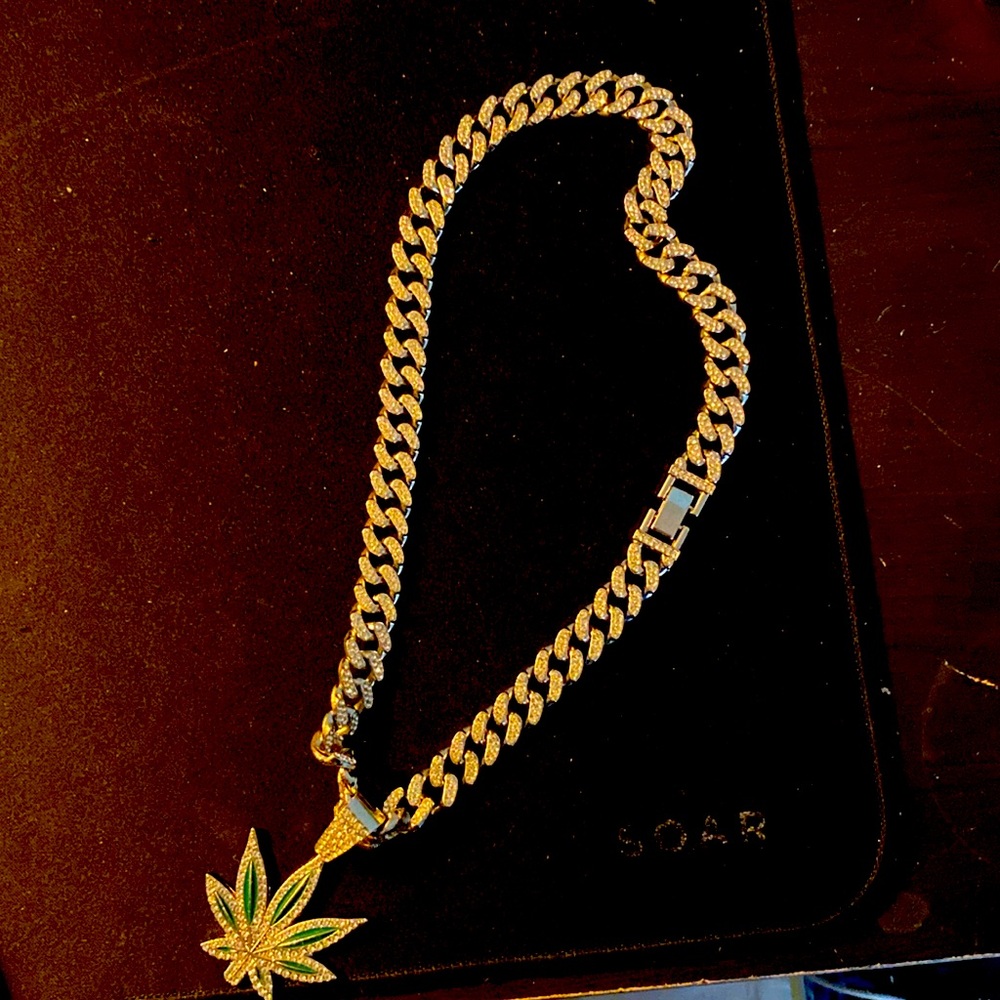 Sliver weed necklace